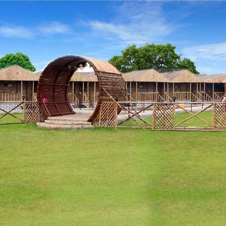 Gopika Resort Vrindāvan Buitenkant foto