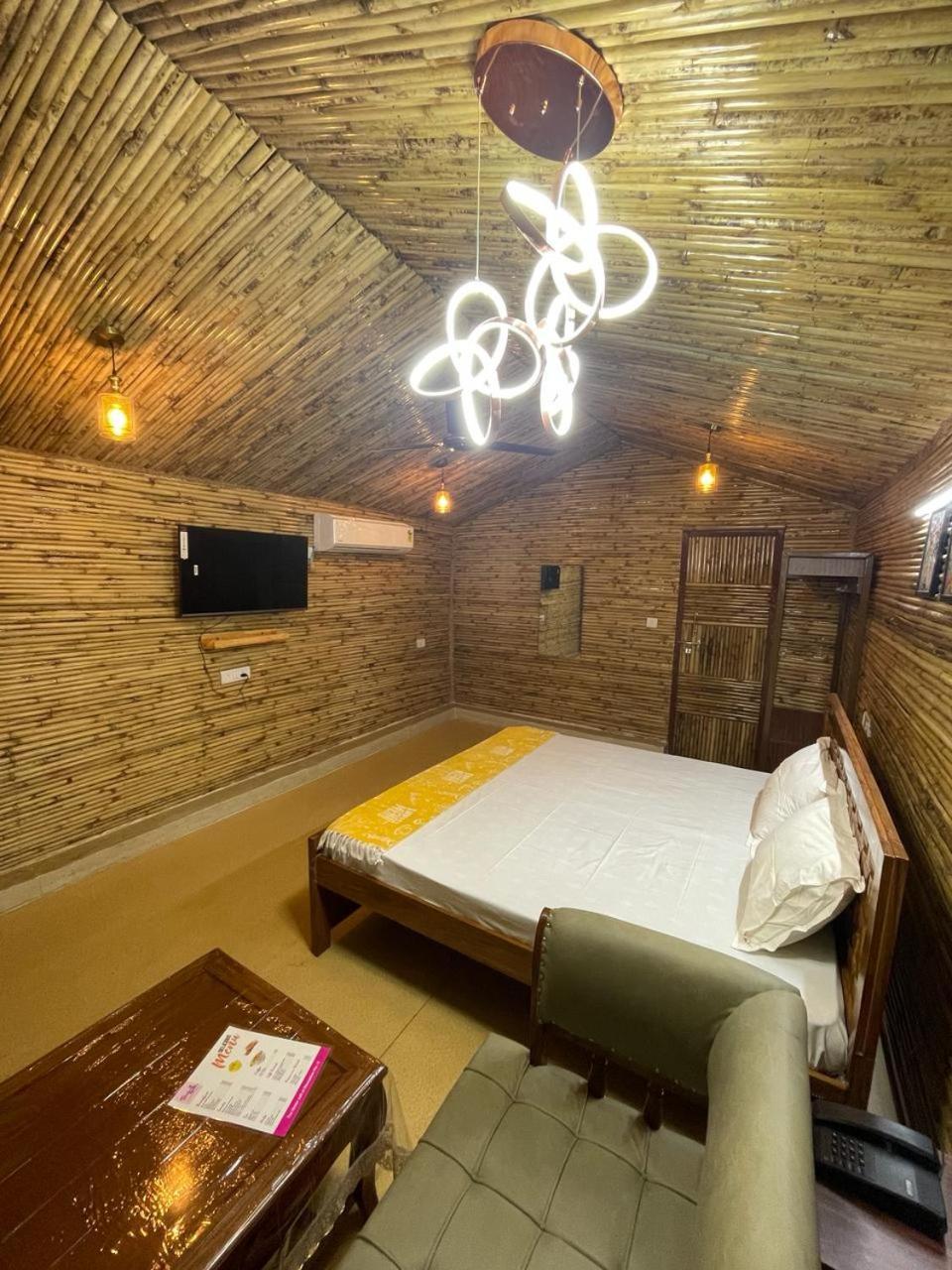 Gopika Resort Vrindāvan Buitenkant foto