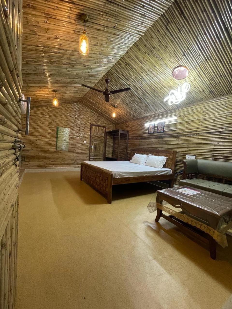 Gopika Resort Vrindāvan Buitenkant foto
