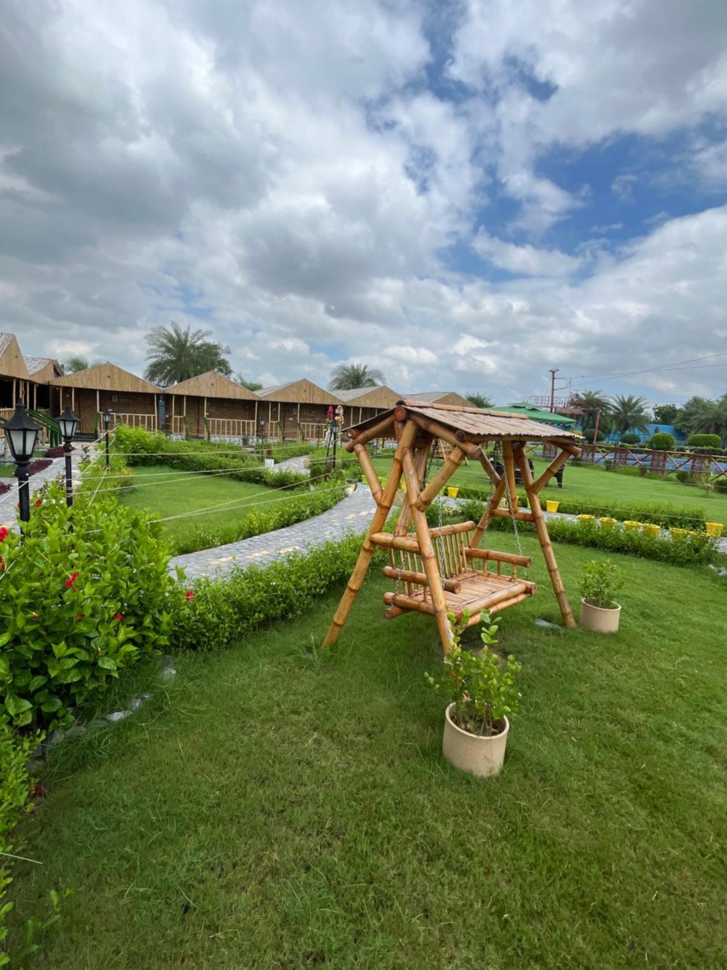 Gopika Resort Vrindāvan Buitenkant foto