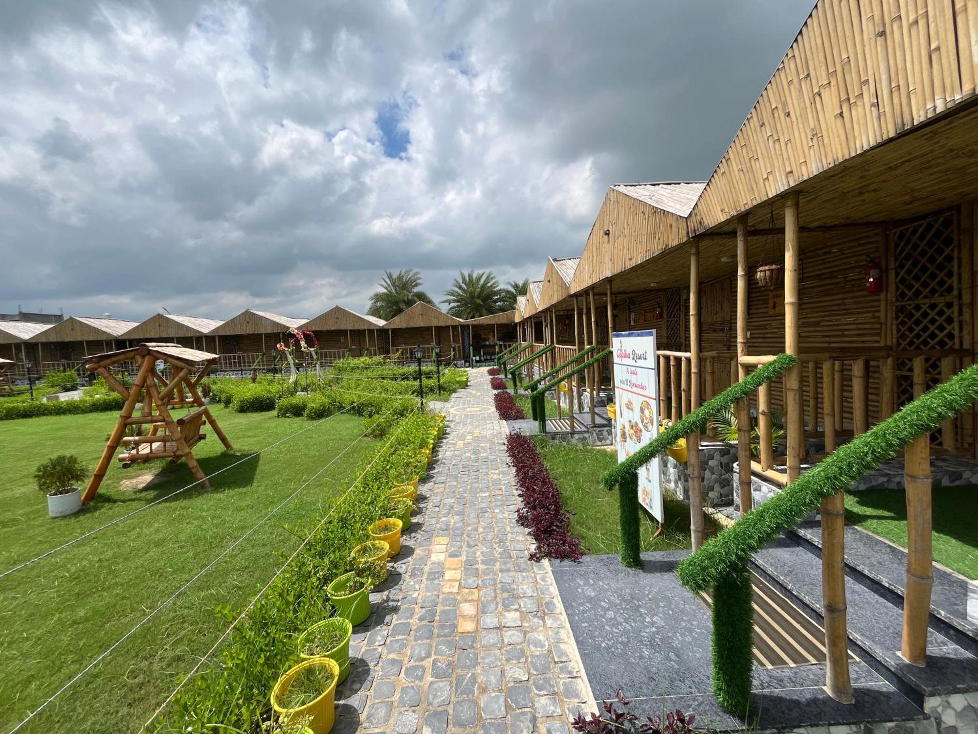 Gopika Resort Vrindāvan Buitenkant foto