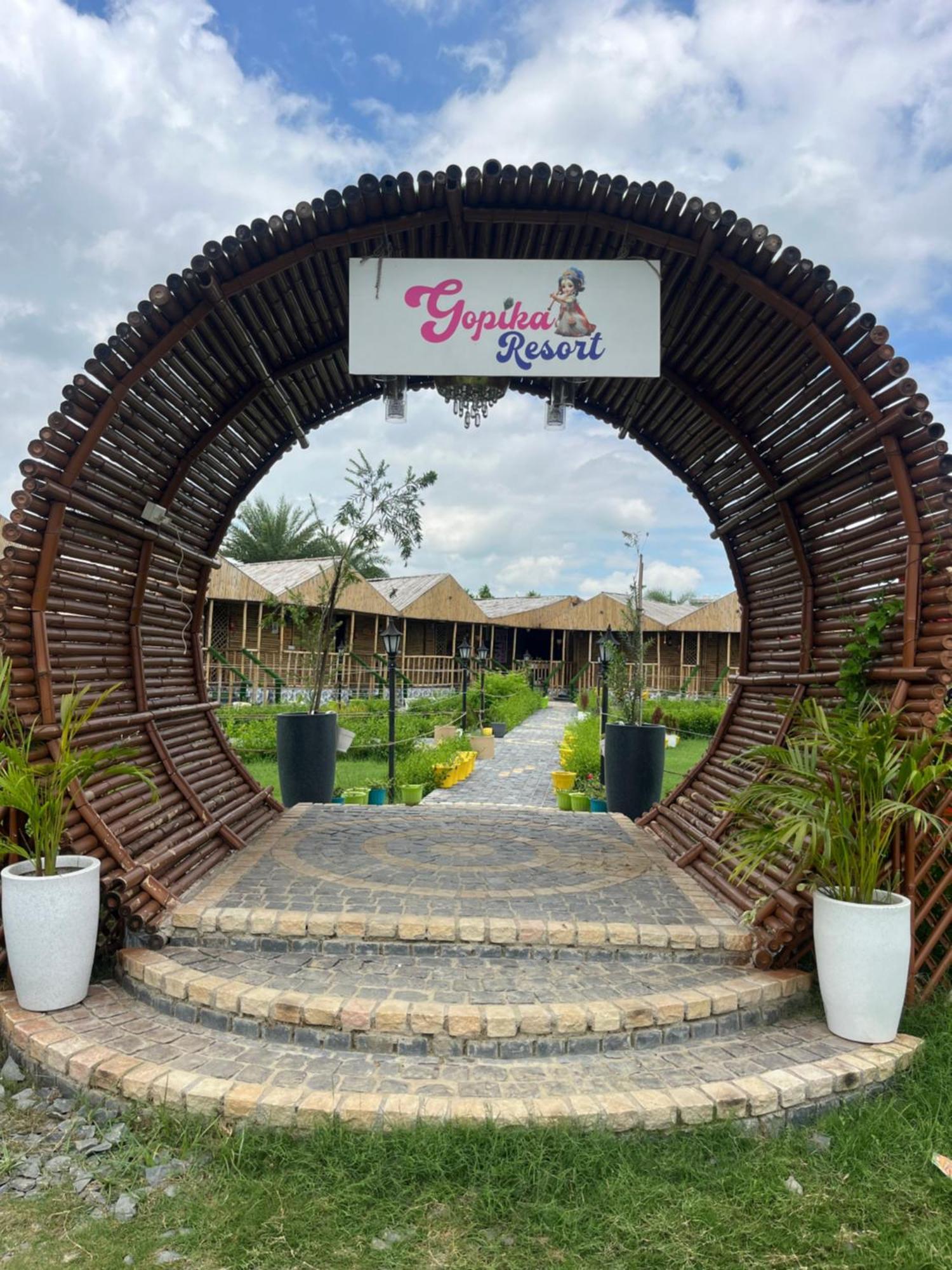 Gopika Resort Vrindāvan Buitenkant foto