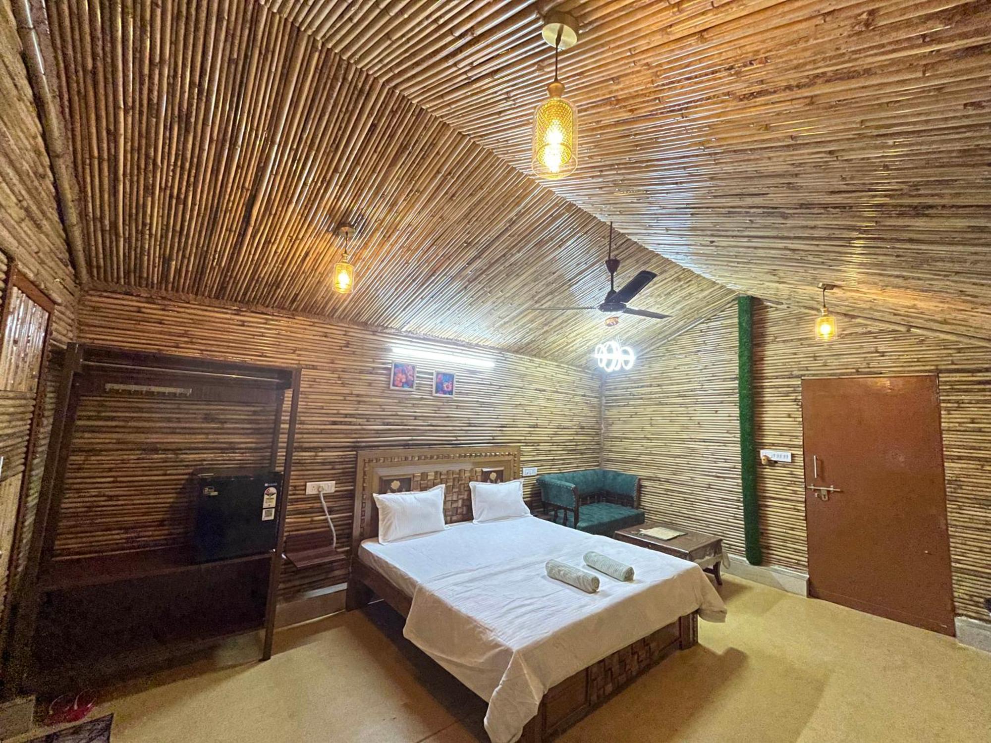 Gopika Resort Vrindāvan Buitenkant foto