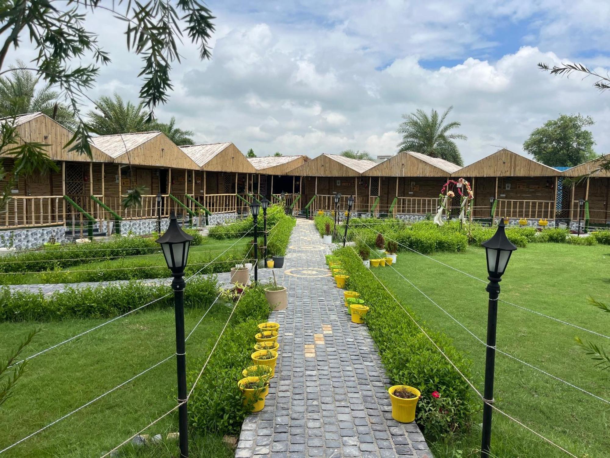 Gopika Resort Vrindāvan Buitenkant foto